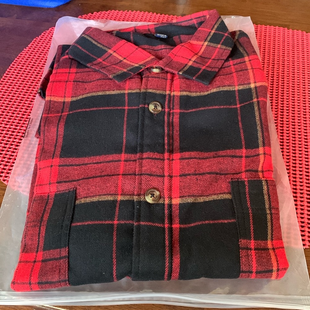 Red & black men’s flannel shirt. Size XL never worn